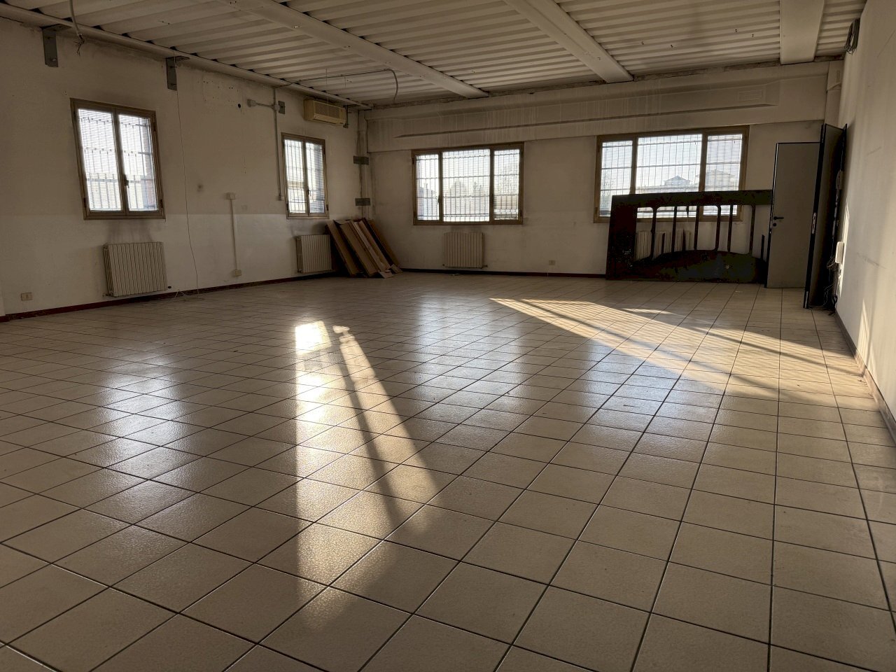 Ampie Finestre.jpeg - Laboratorio Via Sandro Cabassi 42/g, Modena (zona Circoscrizione 1) - foto 2