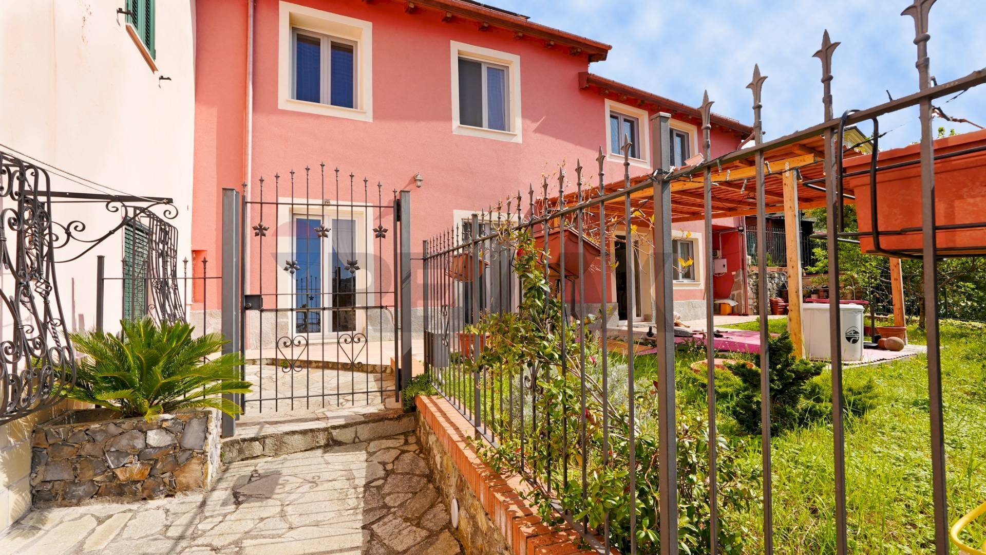 Casa indipendente Salita Inferiore Gambonia, 3a 
 Struppa, Genova (zona Struppa) - foto 1