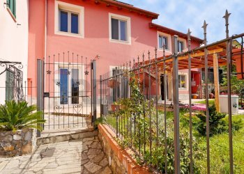 Casa indipendente Salita Inferiore Gambonia, 3a 
 Struppa, Genova (zona Struppa) - foto 1