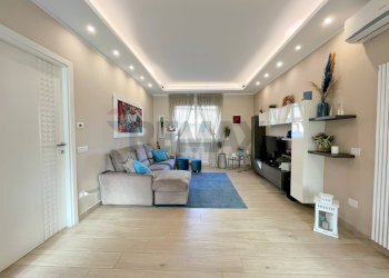 Soggiorno - Quadrilocale Via San Giacomo Dei Capri
 
21, Napoli - foto 2