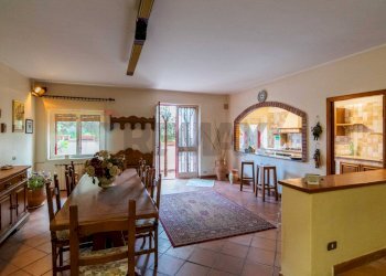 Sala da pranzo - Semi-detached house via Annibale Riccò
 
13/15, Nicolosi - photo 21