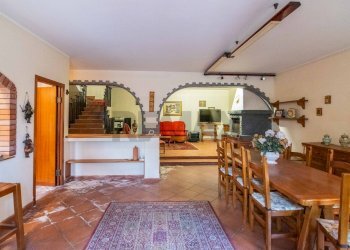 Sala da pranzo - Semi-detached house via Annibale Riccò
 
13/15, Nicolosi - photo 28