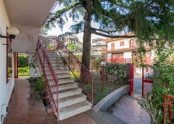 Scale - Semi-detached house via Annibale Riccò
 
13/15, Nicolosi - photo 45