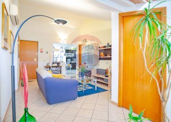 Soggiorno - Appartamento Via Santi Elena e Costantino
 
89, Aci Catena - foto 19