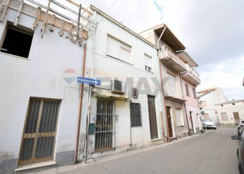 Edificio all\'aperto - Casa semi indipendente Vico Crispi
 
9, Domusnovas - foto 1