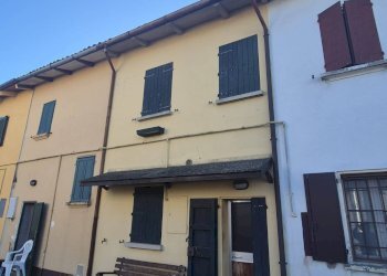 Foto 1 - Villa a Schiera via confine inferiore
 
127, Molinella - foto 1