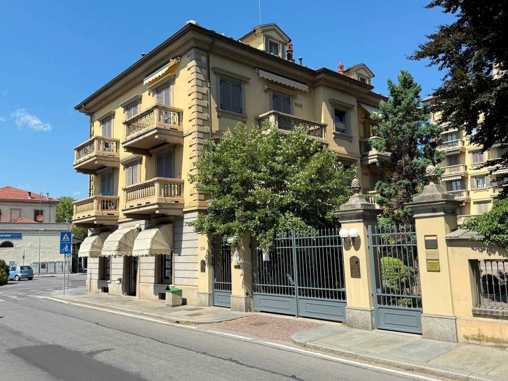 Facciata - Four-room apartment piazza Giuseppe Garibaldi, Pinerolo - photo 3