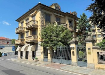Facciata - Four-room apartment piazza Giuseppe Garibaldi, Pinerolo - photo 3