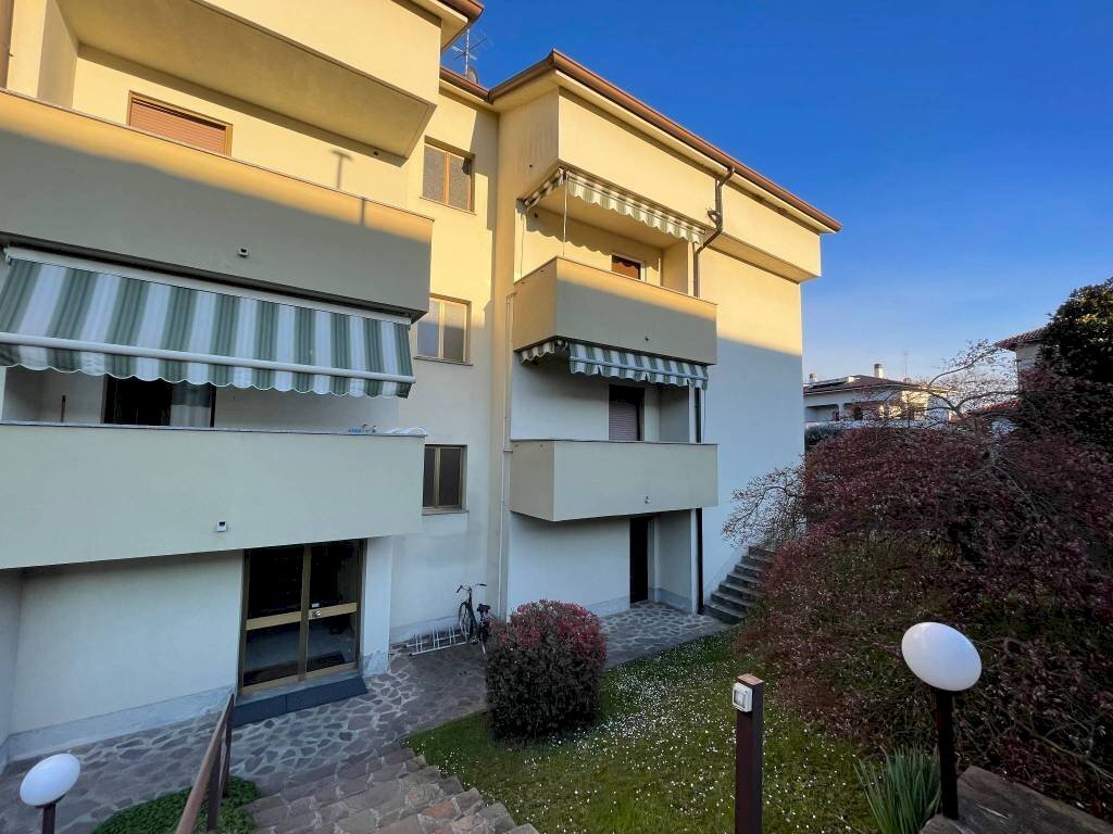 Facciata - Monolocale via Monte Rosa, 29, Vimercate - foto 2