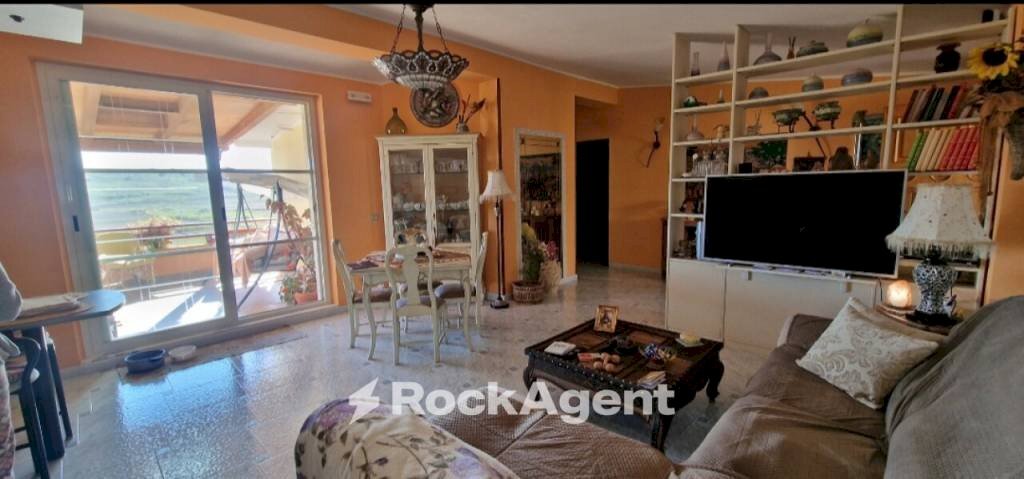 Salone - Stabile - Palazzo via degli Oleandri, 2, Crotone - foto 2