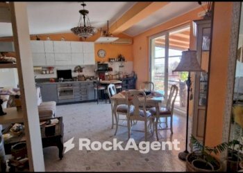 Salone - Stabile - Palazzo via degli Oleandri, 2, Crotone - foto 1