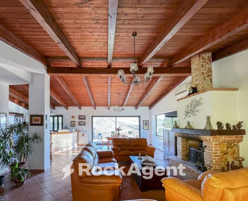 Salone - Villa contrada Donnantona, 19, Borgia - foto 2