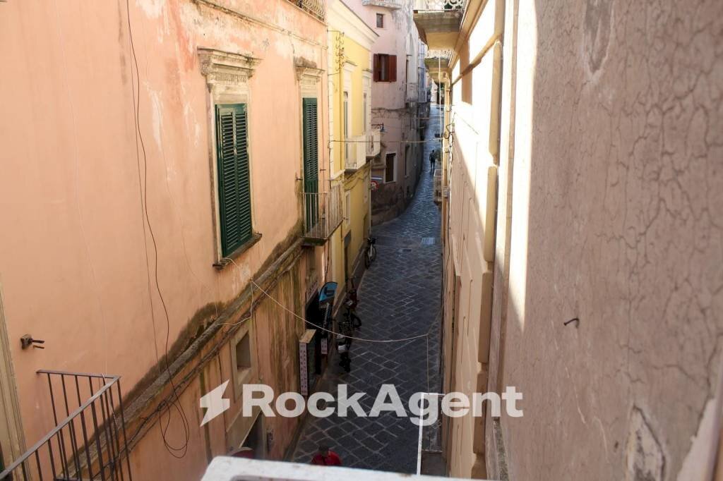 Cortile interno - Trilocale via Principe Umberto, Procida - foto 3