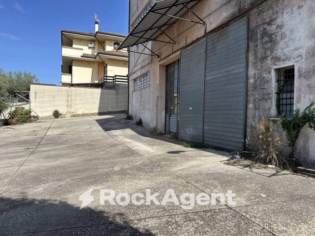 Cortile interno - Capannone via Pedine, Tollo - foto 3