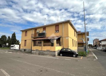 Two-room apartment Via Martiri Della Libertà, Bareggio - photo 1