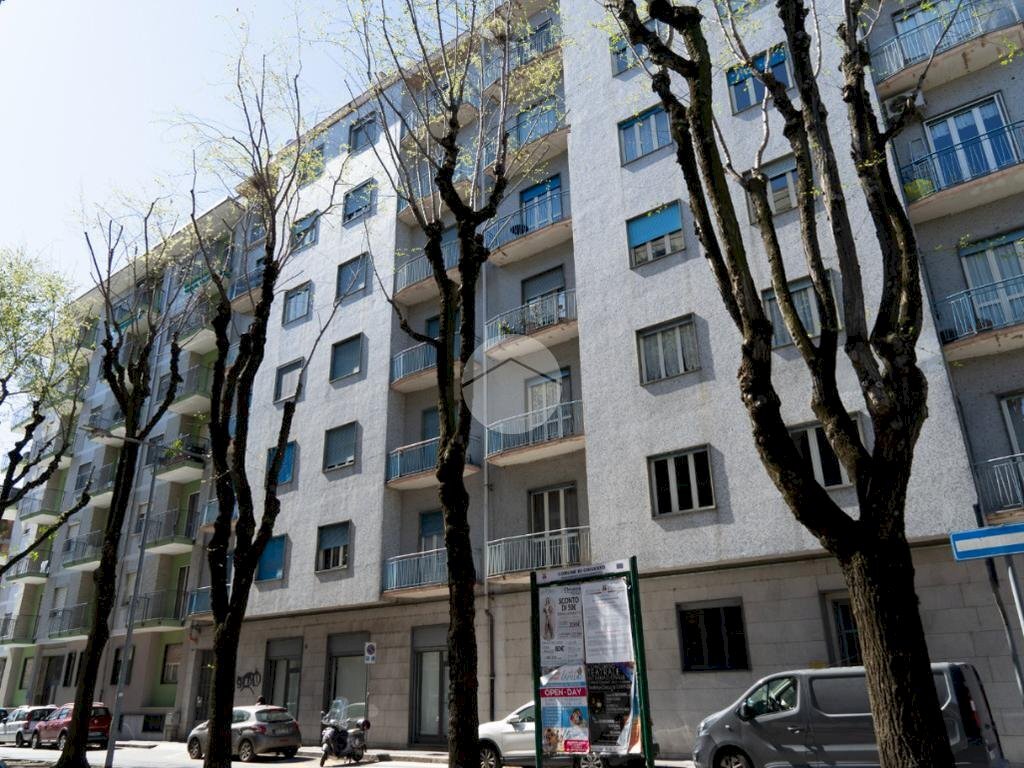 Three-room apartment Viale Camillo Benso Di Cavour, Chivasso - photo 1