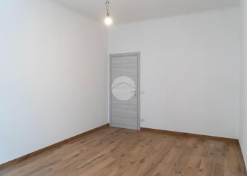 Three-room apartment Viale Camillo Benso Di Cavour, Chivasso - photo 13