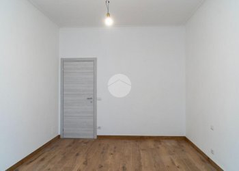 Three-room apartment Viale Camillo Benso Di Cavour, Chivasso - photo 14