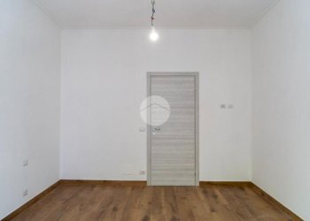 Three-room apartment Viale Camillo Benso Di Cavour, Chivasso - photo 18