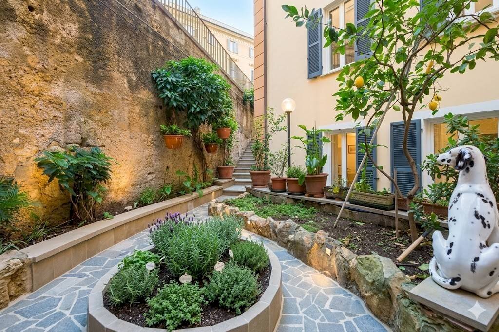 Cortile interno - Trilocale via Aldo Acquarone, Genova (zona Castelletto) - foto 1