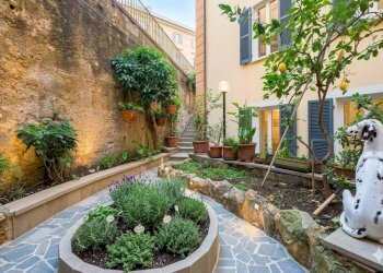 Cortile interno - Trilocale via Aldo Acquarone, Genova (zona Castelletto) - foto 1
