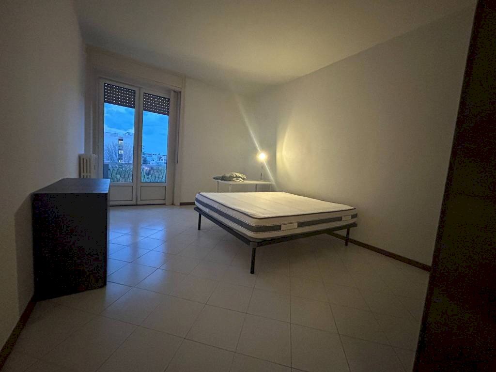 Camera da letto - Appartamento via Edoardo Bassini, 41, Milano (zona Lambrate) - foto 3