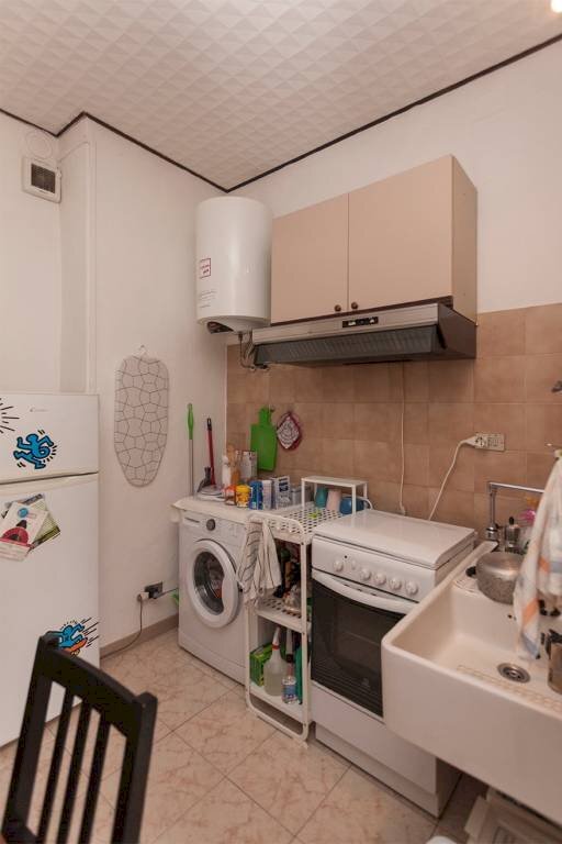 Cucina - Appartamento via Claudio Luigi Berthollet, 42, Torino (zona San Salvario) - foto 2