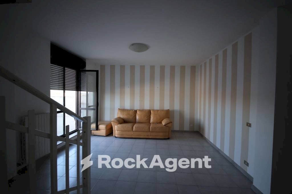 Interno non residenziale - Quadrilocale piazza Sandro Pertini, 12, Taranto - foto 2