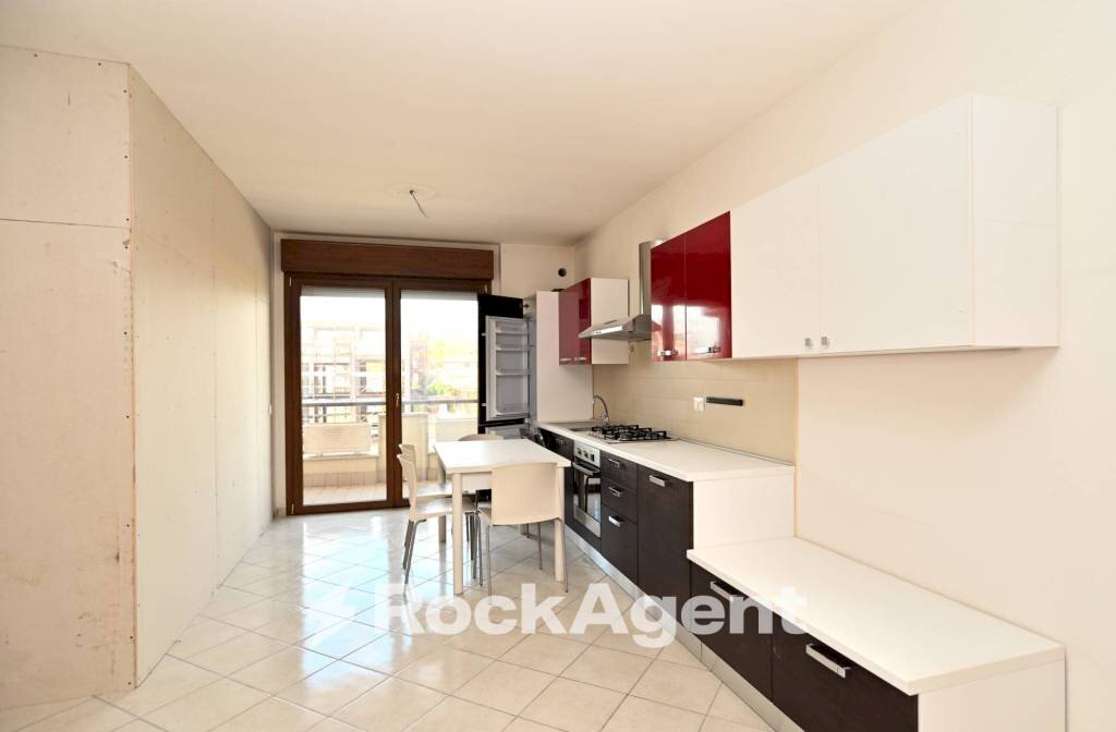 Cucina - Bilocale via del Crocifisso, 115, Latina - foto 3