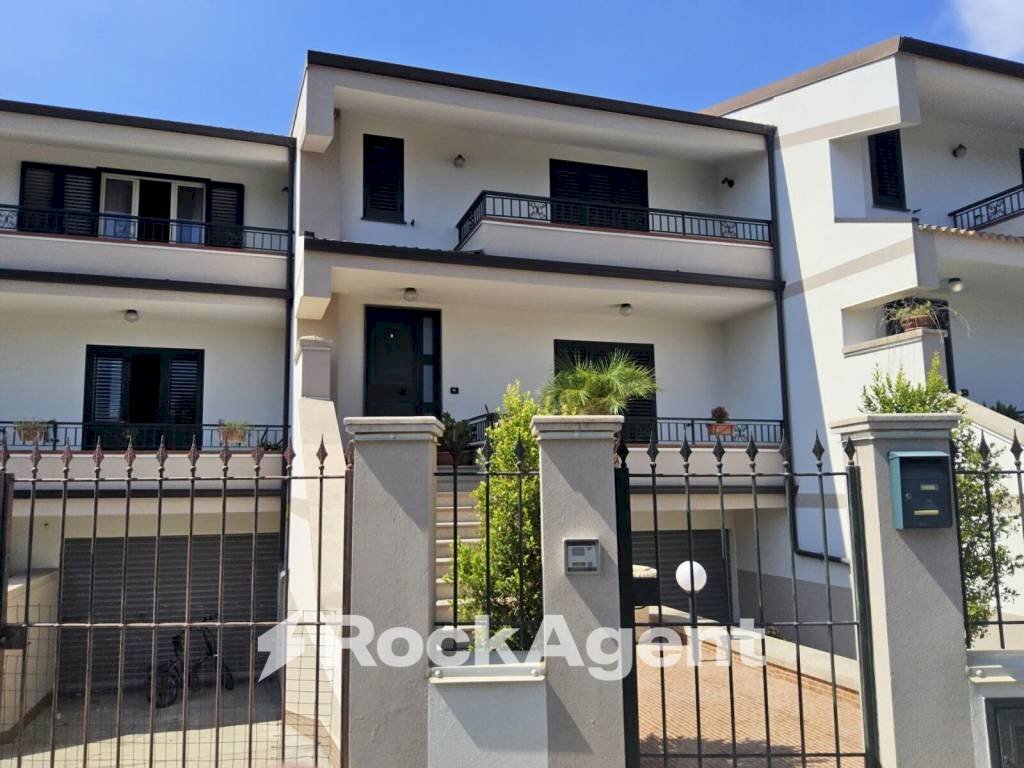 Facciata - Villa a Schiera contrada Cardusa, Gioiosa Ionica - foto 1