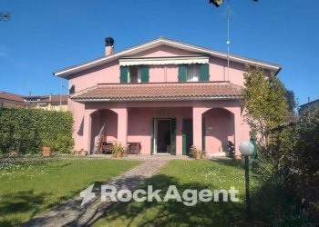 Facciata - Villa via Ten.Tito Mechilli, 3, Caprarola - foto 2