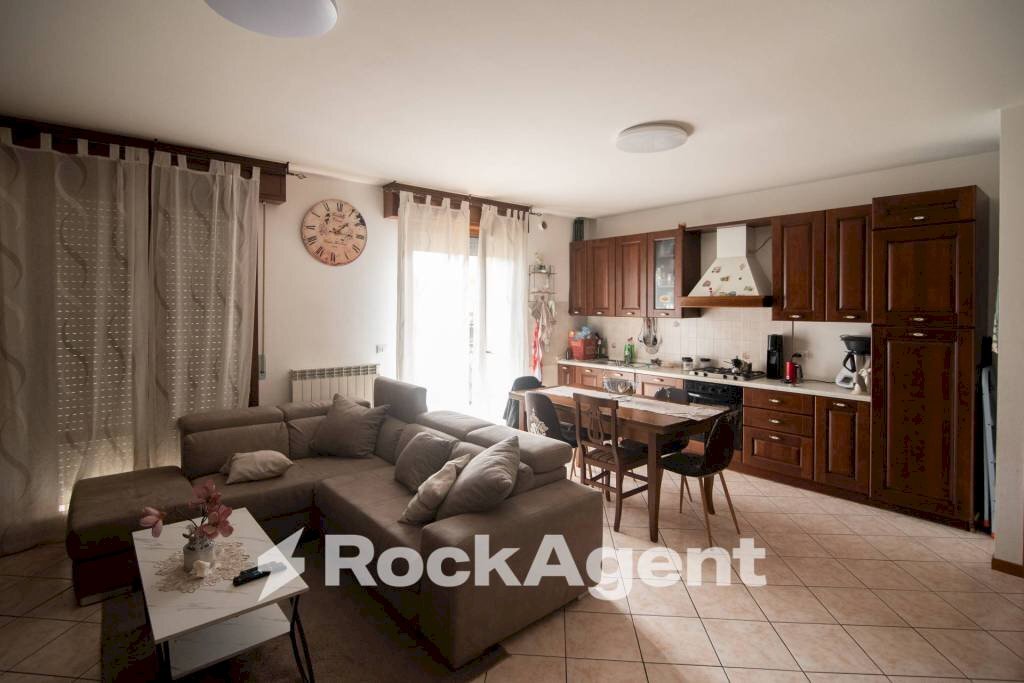 Salone - Appartamento via Palmiro Togliatti, 1, Montecalvo in Foglia - foto 2