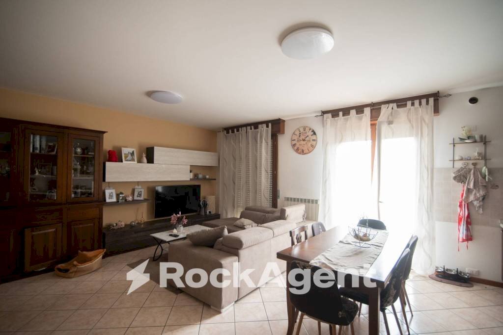 Salone - Appartamento via Palmiro Togliatti, 1, Montecalvo in Foglia - foto 3