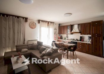 Salone - Appartamento via Palmiro Togliatti, 1, Montecalvo in Foglia - foto 2