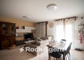 Salone - Appartamento via Palmiro Togliatti, 1, Montecalvo in Foglia - foto 3