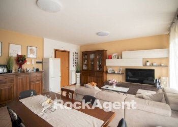 Salone - Appartamento via Palmiro Togliatti, 1, Montecalvo in Foglia - foto 5