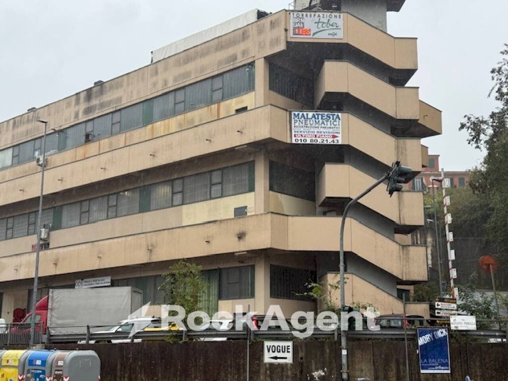 Facciata - Capannone via Augusto Pedullà, Genova (zona Molassana) - foto 2