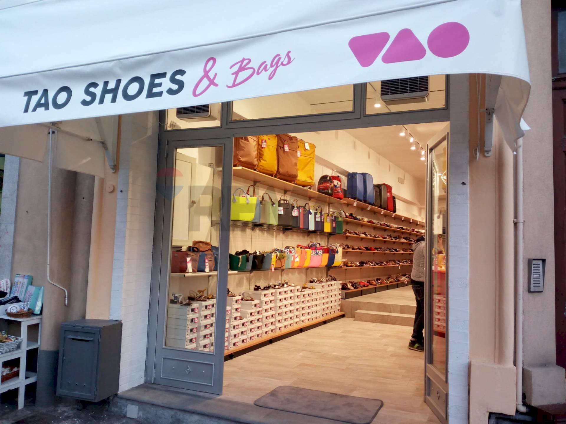 Dispensa di stoccaggio - Attività Commerciale Viale San Pancrazio
 
18, Taormina - foto 1