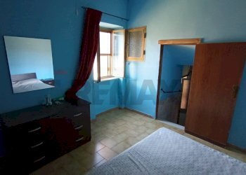 Camera / camera da letto - Three-room apartment Santi Cosma e Damiano - photo 9