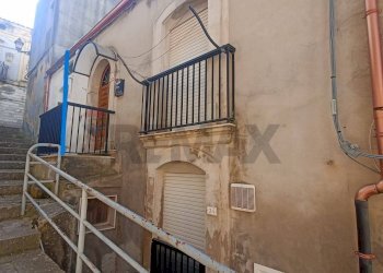 Edificio all\'aperto - Casa indipendente via  brullo
 
26, Chiaramonte Gulfi - foto 2