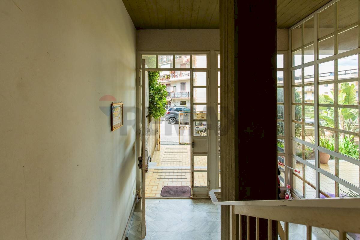 Ricezione / Lobby - Two-room apartment Via Dante Alighieri
21, Valverde - photo 3