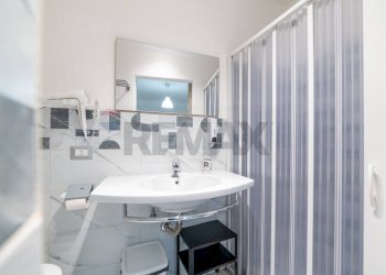 Bagno - Bilocale Via ortolani
 
66, Catania - foto 18