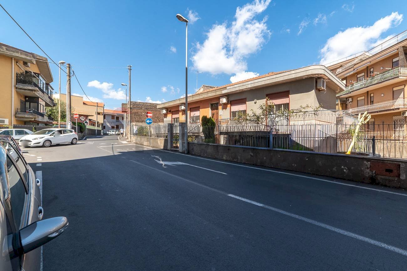 Edificio all\'aperto - Casa indipendente via napoli
 
31, Gravina di Catania - foto 1
