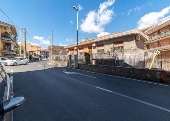 Edificio all\'aperto - Casa indipendente via napoli
 
31, Gravina di Catania - foto 1