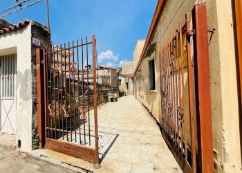 Edificio all\'aperto - Independent house Via Santi Elena e Costantino
 
25, Aci Catena - photo 2