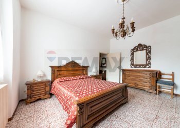 Camera / camera da letto - Four-room apartment Piazza della Repubblica
 
1, Figline e Incisa Valdarno - photo 14