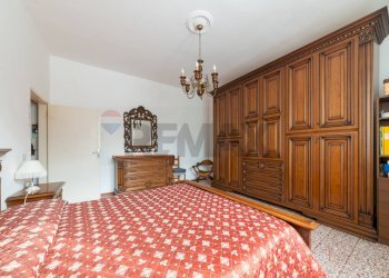 Camera / camera da letto - Four-room apartment Piazza della Repubblica
 
1, Figline e Incisa Valdarno - photo 15