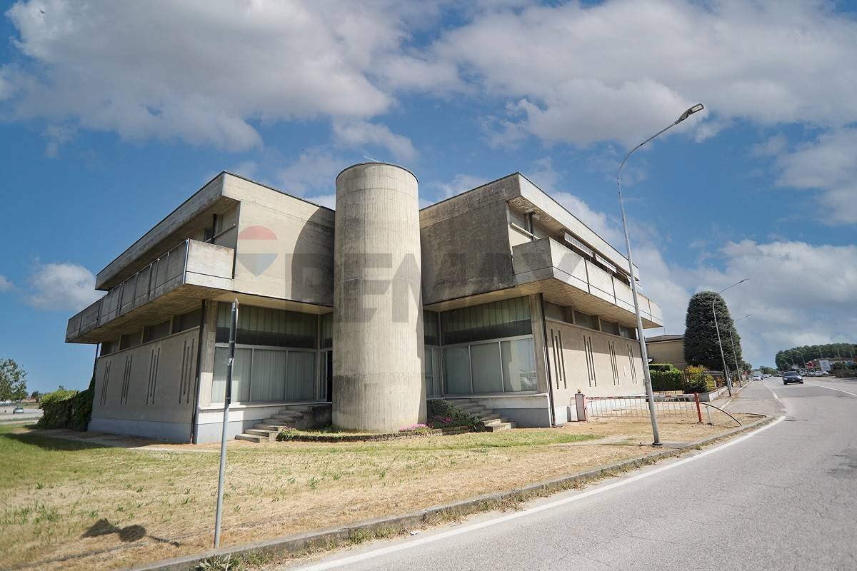 Edificio all\'aperto - Locale Commerciale Viale Martiri della Libertà
 
70, Casaleone - foto 1