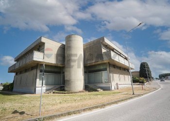 Edificio all\'aperto - Locale Commerciale Viale Martiri della Libertà
 
70, Casaleone - foto 1