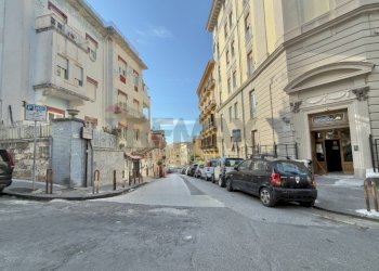 Edificio all\'aperto - Commercial Activity Via Gaetano Donizetti
 
7, Napoli - photo 1